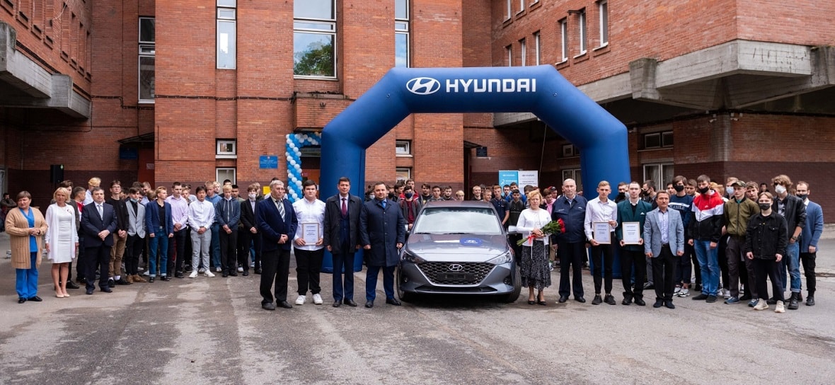 Петербургский завод Hyundai Motor передал студентам-автомеханикам стипендии и Solaris